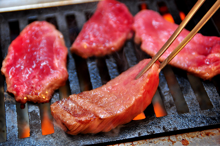 ↑治郎丸の肉はひと切れ30円から