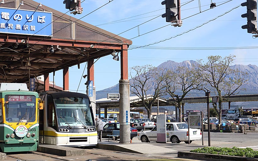 ↑鹿児島駅前電停から見る桜島。沿線の電停のうち、もっとも近くにその雄姿を眺めることができる