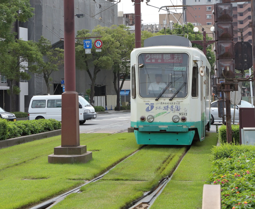 ↑ほぼ緑化された併用軌道区間。まるで緑のジュータンの上を電車が走るような印象だ