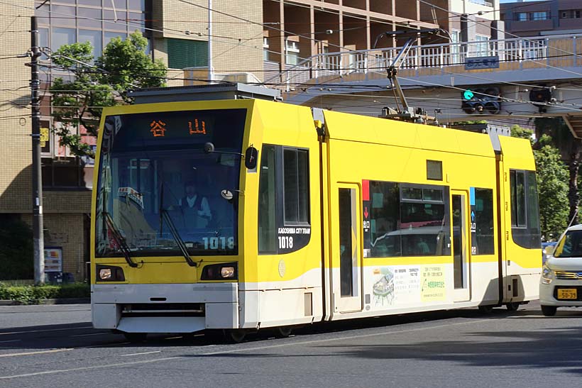 ↑2002年に登場の1000形。3車体がつながる連接構造の超低床車で9両が導入された
