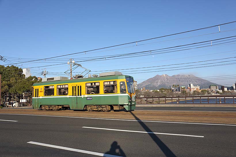 ↑武之橋の上から望む桜島。走るのは9500形で計15両と鹿児島市電の中では最も車両数が多い