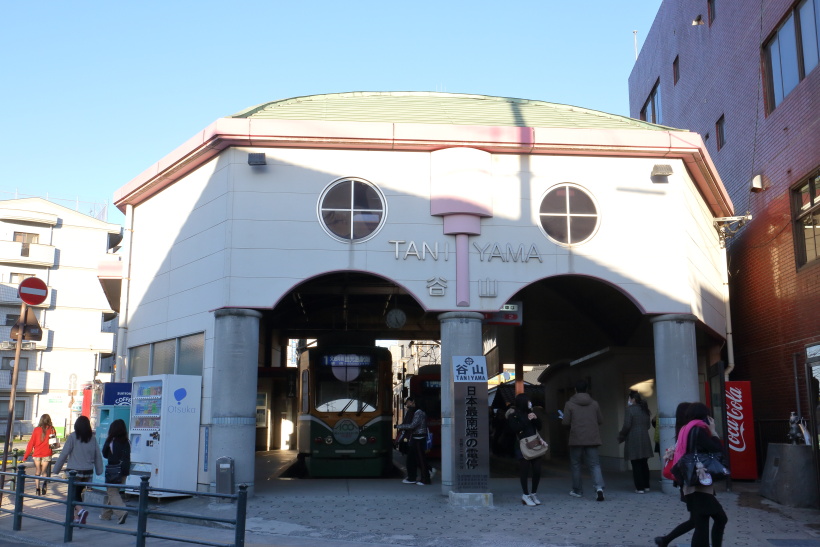 ↑1系統の終点、谷山電停。駅の建物のすぐ前に「日本最南端の電停」の標柱が立つ