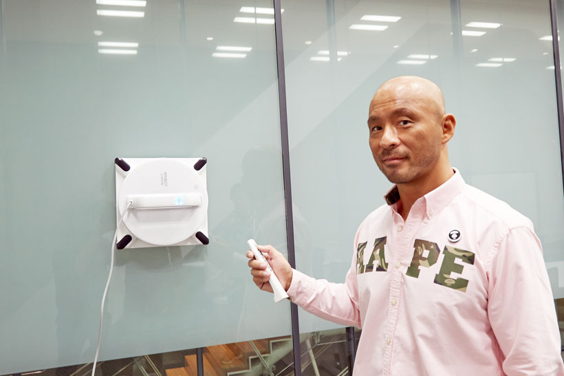 お疲れのプロレスラーを家電で癒せるか?  邪道選手が部屋を快適にする最新オート家電3種をお試し!
