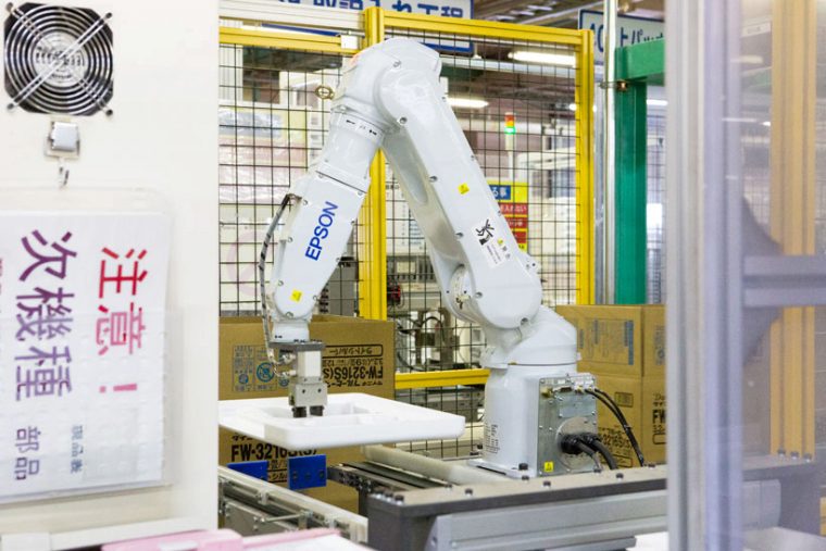 ↑こちらが「発砲スチロールをダンボールに入れるだけ」のロボット