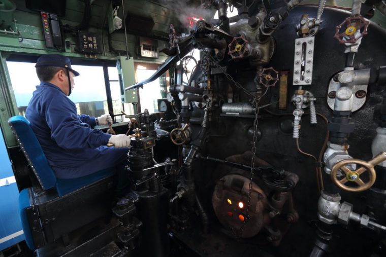 ↑C11形蒸気機関車の運転室。207号機はJR北海道の苗穂工場で整備の上、東武鉄道へ引き渡された