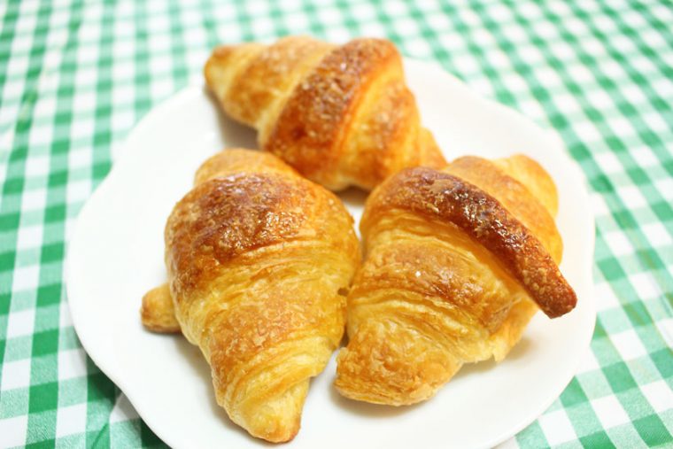 ↑クロワッサンは、表面が焦げだす前にトースターから出しました。短時間の加熱ながら、表面にはバターが浮き出し、中もしっかり温まっていました