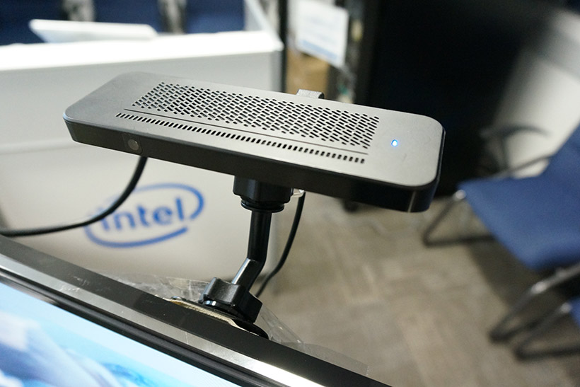 顔認証で性別・年齢も判断! 世界初のカメラ搭載スティック型PC「Smart Camera」