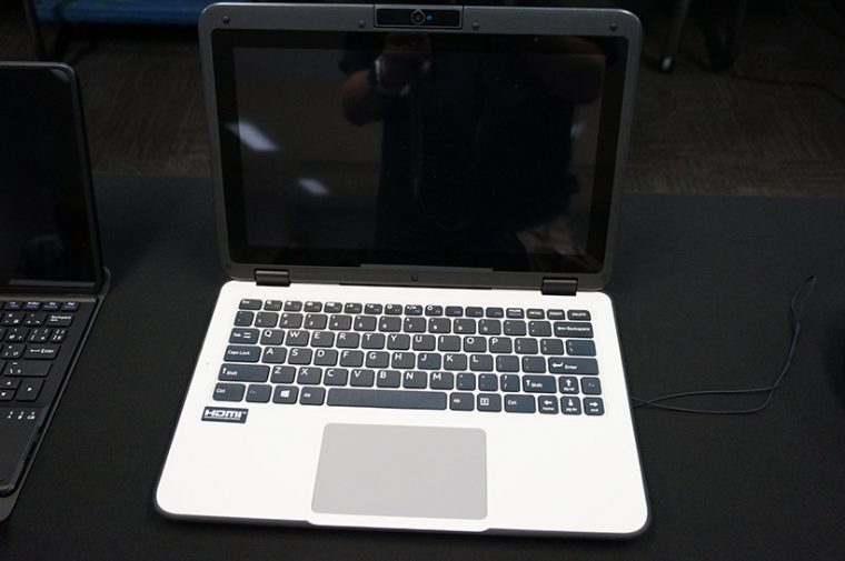 ↑「小学生用タブレット」。クラムシェル方のノートPCでディスプレイが360度回転してタブレットとしても使用可能