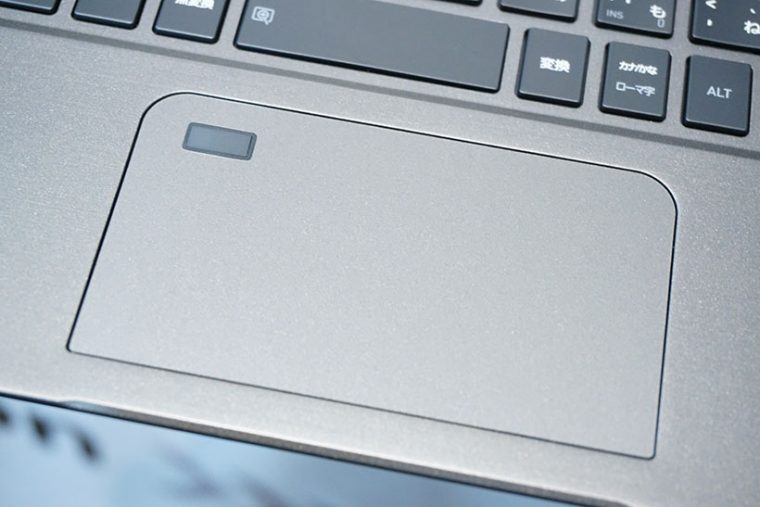 ↑大型のタッチパッドには指紋センサーを全モデル共通で搭載
