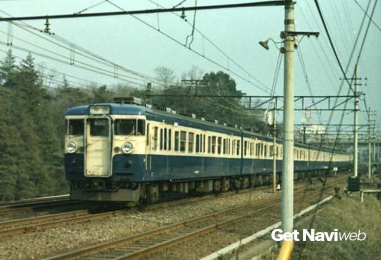 ↑最初に登場した115系基本番台は大きな前照灯が特徴だった(1969年/中央本線・国分寺駅付近で)