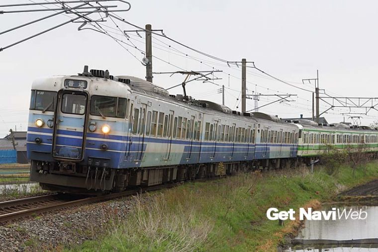 新潟地区を走る115系には、青色主体の3次新潟色と緑色主体の2次新潟色という塗り分けが存在する