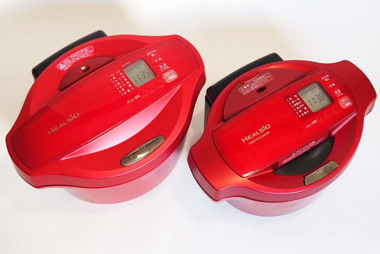 ↑新しいホットクック KN-HT24B(写真左)と、我が家にある1.6L型ホットクック(写真右)を比較。容量以外の基本的な性能はほとんど変わっていません。ただし、従来はフタの一部が透明でしたが、KN-HT24Bはこの窓が無くなっています。また、メニュー数が100から143種類に増えました