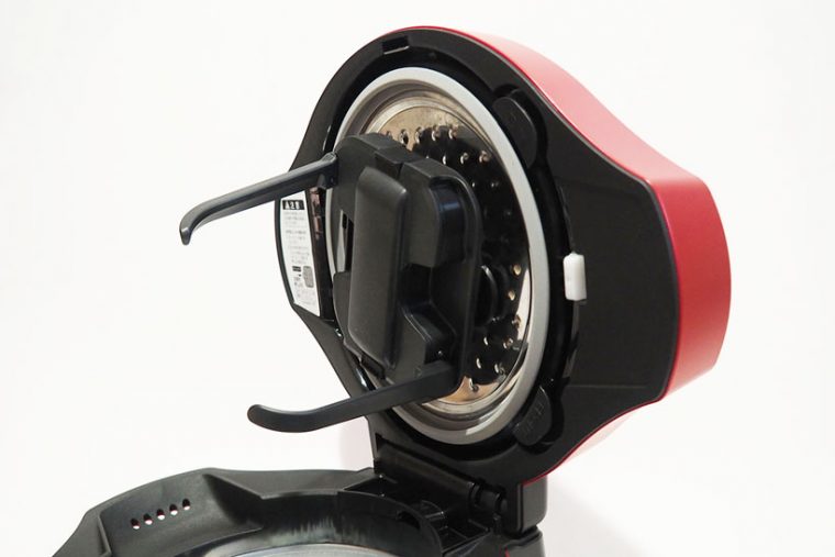 ↑鍋の食材を自動的にかき混ぜる「まぜ技ユニット」。KN-HT24Bのユニットは従来のものよりも大きくなっています