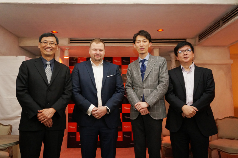 ↑NuForceのポータブルオーディオ新製品発表会出席者。左から、オプトマのYC Chu氏、Jyri Jokirinta氏。バリュートレードの代表取締役 土山裕和氏、同社オーディオ事業部顧問の岩崎顕悟氏