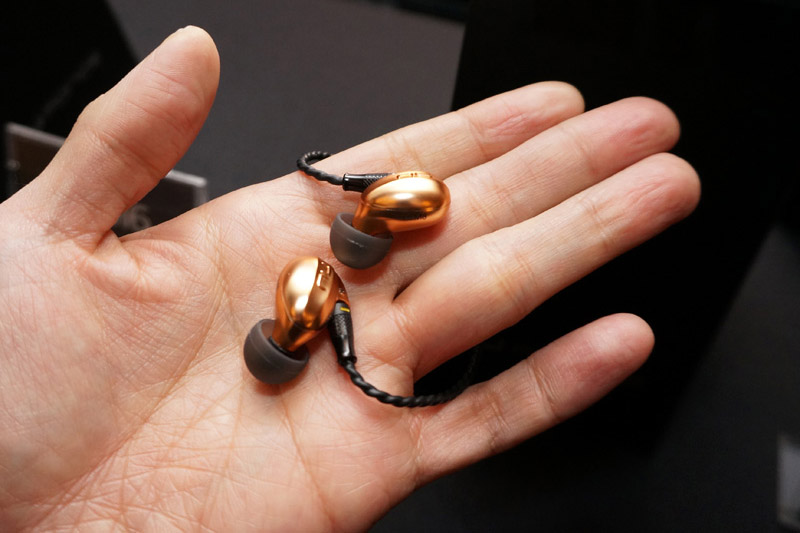↑HEMシリーズのクアッドドライバー搭載機「HEM-8」に300台限定のカッパーが発売される
