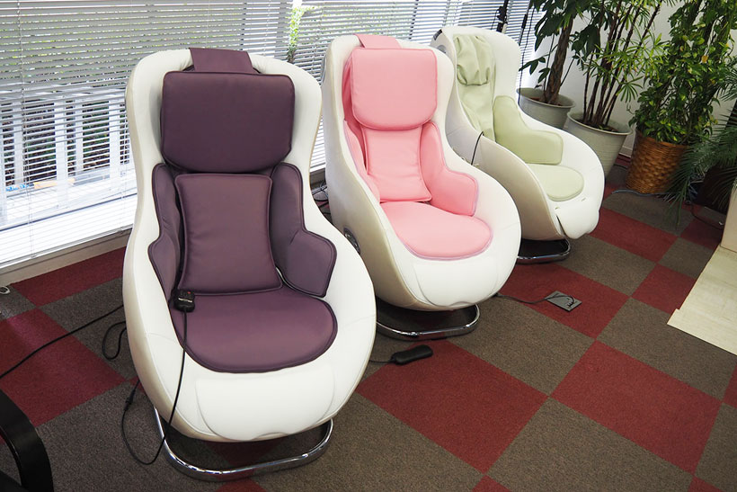↑手前からベージュ×バイオレット、ベージュ×ピンク、ベージュ×ベージュ。今までのマッサージチェアにはあまりなかったカラーですね