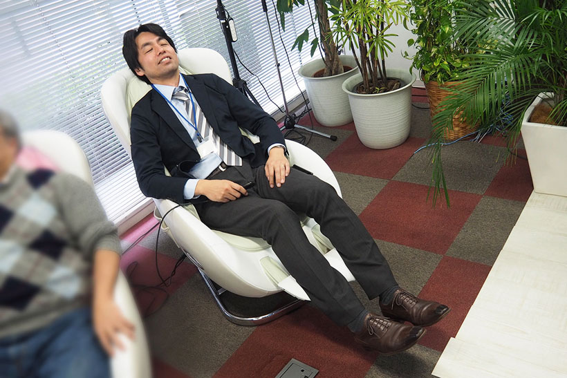 ↑会場ではさまざまな人がロースタイルマッサージチェアを体験。「見た目はコンパクトなのに意外なほどしっかり揉んでくれる！」という声があちこちから聞こえました