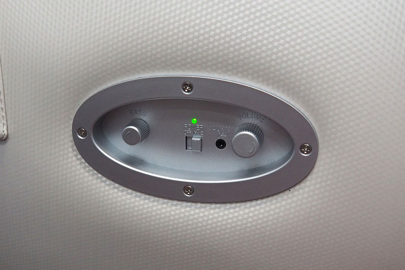 ↑スピーカーの操作部は本体側面にあります。中央のスイッチでbluetooth機能をON。右のつまみでスピーカー、左のつまみでウーハーのボリュームをコントロールします
