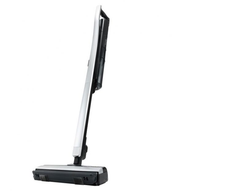 ↑パナソニックのサイクロン式コードレススティック掃除機「iT(イット) MC-BU500J」(実売価格は6万4280円)。フロアから隙間までノンストップで掃除できる「くるっとパワーノズル」を搭載しています