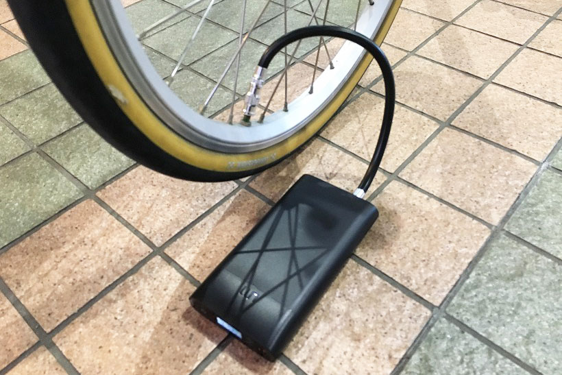 「腕パンパン」のタイヤの空気入れが全自動! ボールや浮き輪にも使えるモバイル電動空気入れが登場