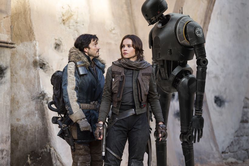 Rogue One: A Star Wars Story L to R: Cassian Andor (Diego Luna), Jyn Erso (Felicity Jones) and K-2SO (Alan Tudyk) Ph: Jonathan Olley © 2016 Lucasfilm Ltd. All Rights Reserved.