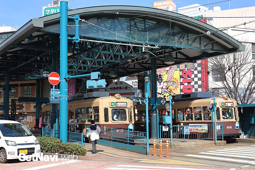 ↑ドーム型屋根が印象的な横川駅電停。ちょうど元大阪市電の900形が並び発着していた