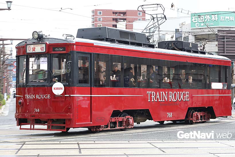 ↑2016年の夏から走る「TRAIN ROUGE（トラン・ルージュ）」は車内で飲食が楽しめる観光電車だ