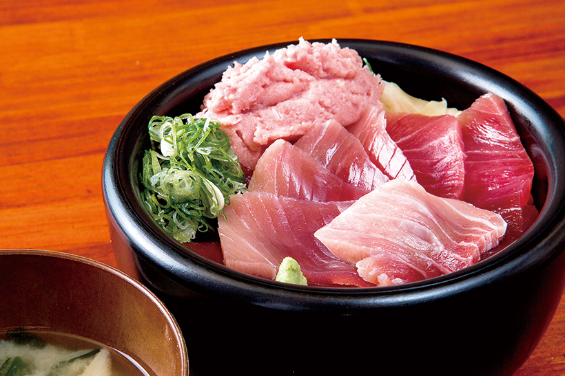 ↑三色丼（1200円）　赤身ととろ、ねぎとろが入った豪華な丼。同店のまぐろネタがすべて味わえる