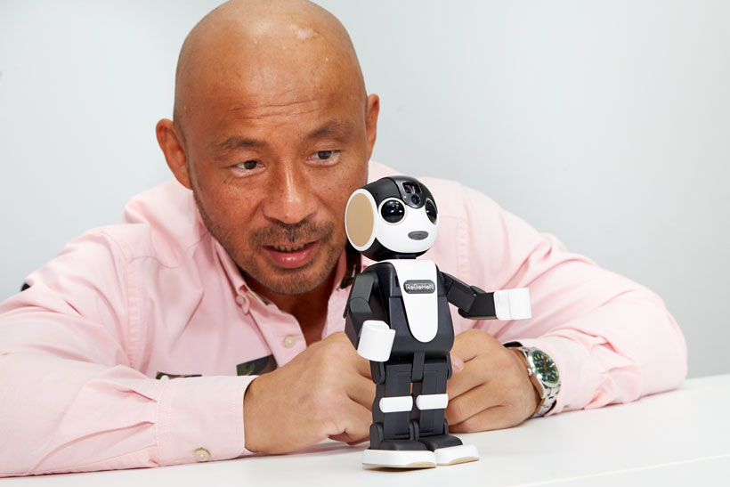 最先端の家電はプロレスラーを癒せるか? ロボホンなど2016年の大ヒットアイテム2機種を新日本プロレスの邪道が初体験!