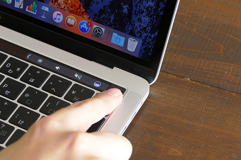 ↑MacBook ProはTouch Barの右端に指紋センサーとSiriのボタンが並ぶ