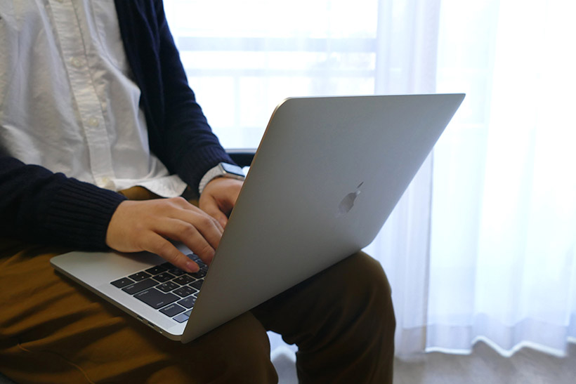 ↑MacBook Proを膝上で使ってみた
