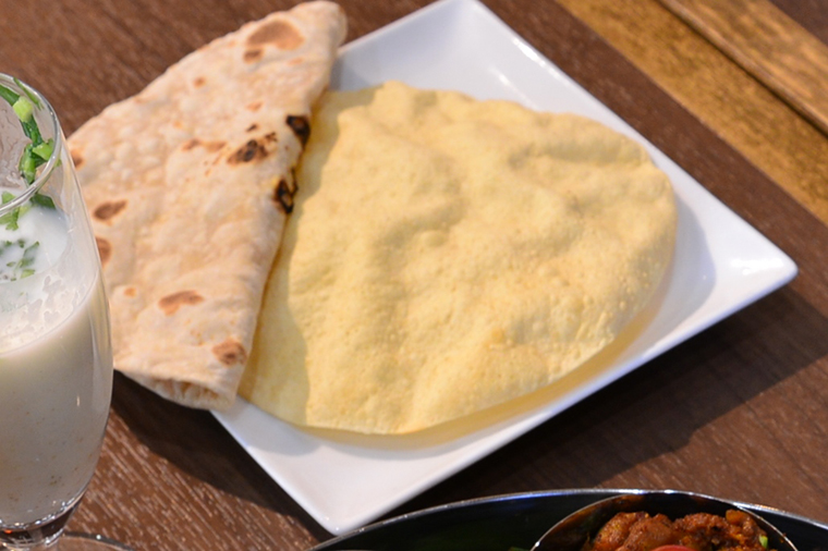 ↑左側のパンが「チャパティ」。右は「パパド」という豆で作ったせんべいのような料理