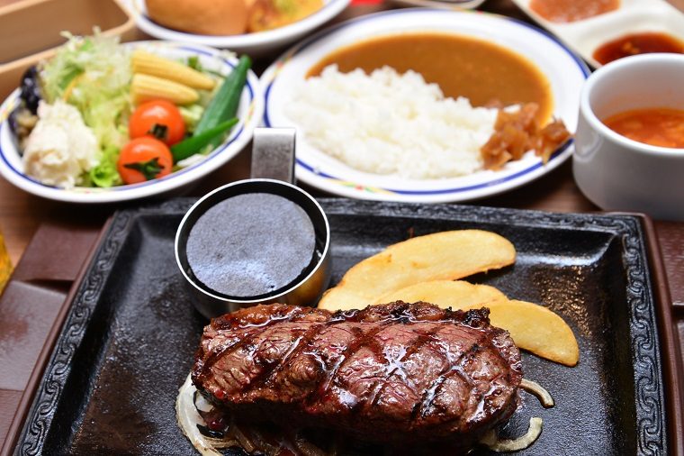 ↑イチボの熟成赤身ステーキハーフポンド 1699円(税抜・健康サラダバー付き)。サラダバーから料理を好きなように盛り付けるとこのような形に