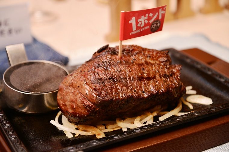 ↑イチボの熟成赤身ステーキ1ポンド 税抜2799円(健康サラダバー付き)