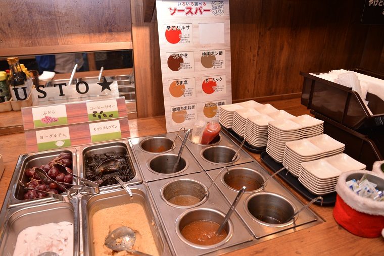 ↑ソースバーには、和風たまねぎ、にんにく醤油、うま塩、ガーリック、てりやき、ゆずポン酢、辛口サルサと7種ものソースが。わさびや柚子胡椒なども用意されています