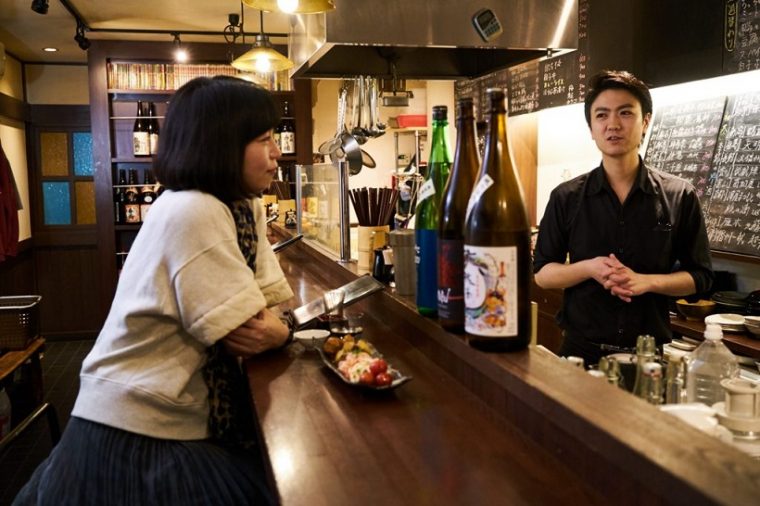 ↑カウンターは酒場の特等席。店主との会話や隣の席に居合わせたお客さんとのコミュニケーションも、楽しい酒肴のひとつ