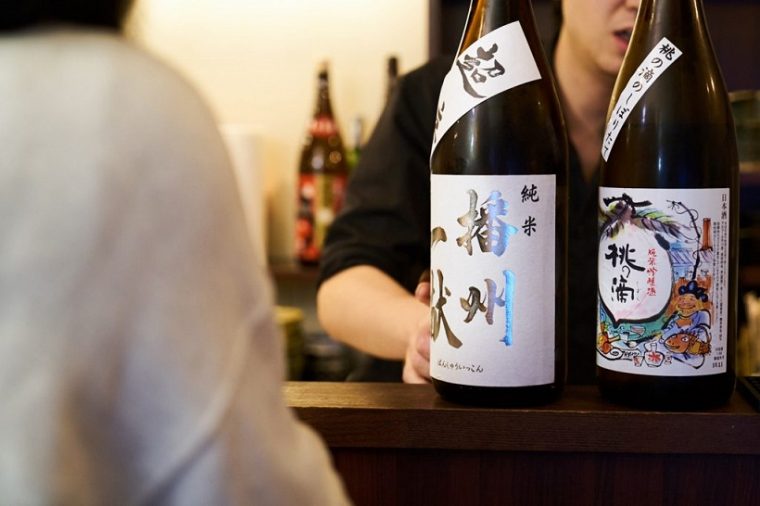 ↑お酒の味わいだけではなく、そのお酒にまつわるエピソードを聞きながら、飲んでみたい1本を選ぶ。これが上手な日本酒の楽しみ方