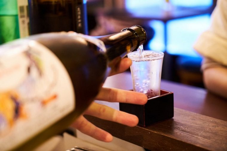 ↑最初の一杯は、ガス感のあるタイプのお酒が人気。こちらは「澤屋まつもと 純米吟醸しぼりたて」。新酒が出回る季節ならではの、フレッシュな味わい。日本酒は一杯120mlで提供している