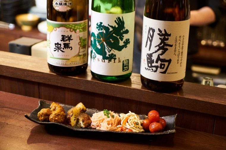 ↑トマトのバジルしょうゆ漬やミートボールなど、アテにぴったりの酒肴5品は日替わり。「本日の盛り合わせ」（1500円／税別）