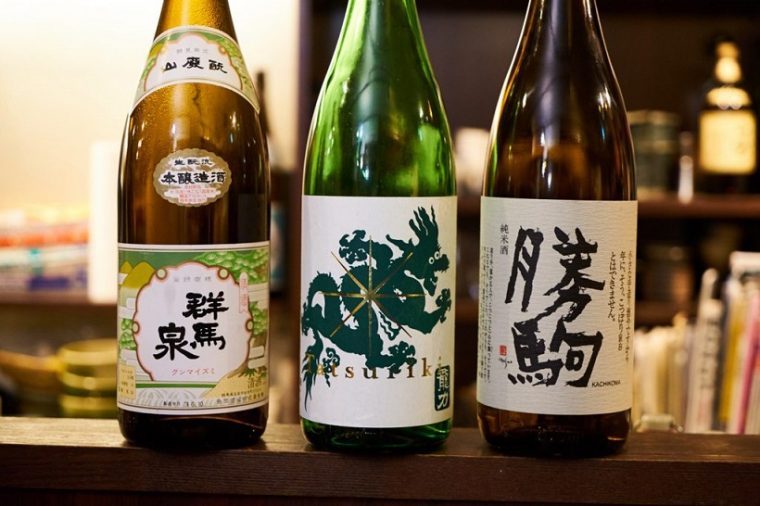 ↑店主・友寄さんは、本醸造の提案も上手。味がのった純米、香りも楽しめる吟醸など、“分け隔てなく”日本酒が楽しめるのも角屋の魅力。左から「群馬泉 山廃もと 本醸造」、「龍力 純米酒 ドラゴン緑」、「勝駒 純米酒」