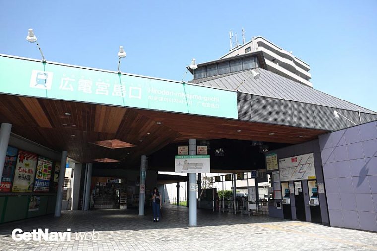 ↑宮島線の終点駅・広電宮島口駅。駅のほぼ目の前に宮島への連絡フェリーの乗り場がある