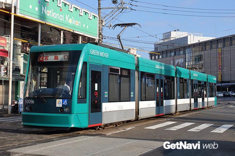 ↑宮島線の主力5000形。海外の多くの都市で使われるシーメンス社のコンビーノシリーズの電車を導入
