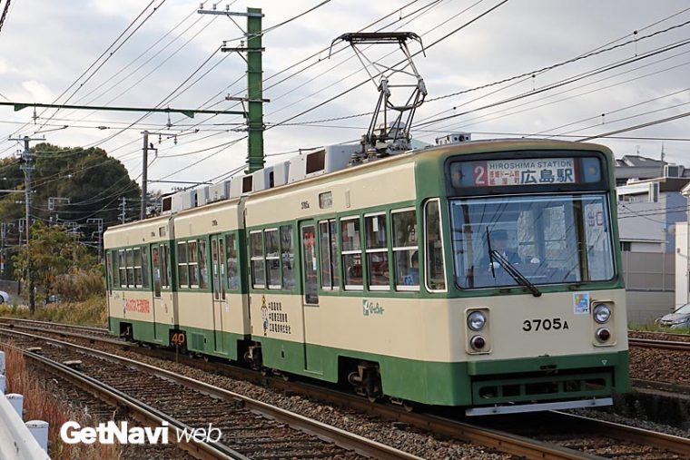 ↑1984年に導入された3700形。3車体4台車の連接構造で現在、5編成が宮島線走っている
