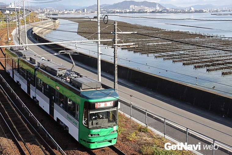 ↑3950形「Green Liner」。阿品東駅付近では広島湾沿いに設けられた牡蠣棚を横に見て走る