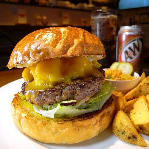 ↑ポテトサラダ大好きな今井さんが考えた「ポテサラチーズバーガー」(1296円)。 インカのめざめを使ったポテトサラダの上からチェダーチーズが黄色くコートする