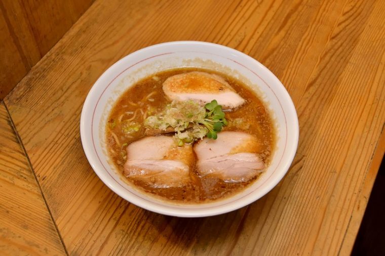 ↑スパイシー味噌中華そば(\850)。仙台味噌をメインに八丁味噌と九州の麦味噌を調合したタレと、カレーなどで用いられるエスニック系のハーブや香辛料が決め手です