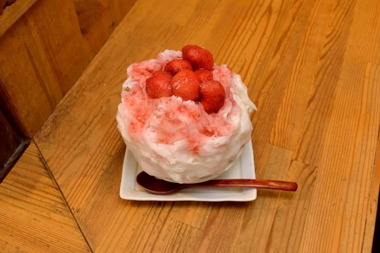 ↑イチゴみるく(700円)。ほかに「イモみるくみたらし(650円)」などこの日は計5種類がラインナップしていました。なお混雑しないようにかき氷の注文は夜営業のみで、一度におひとり様2品までとなっています