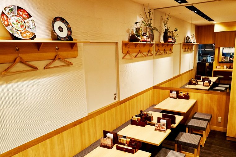↑和モダンで清潔感あふれる、すっきりとした雰囲気の店内。7席のカウンターのほかに16席のテーブルがあり、日夜多くの女性がラーメンを楽しみながらワイワイとにぎわっています