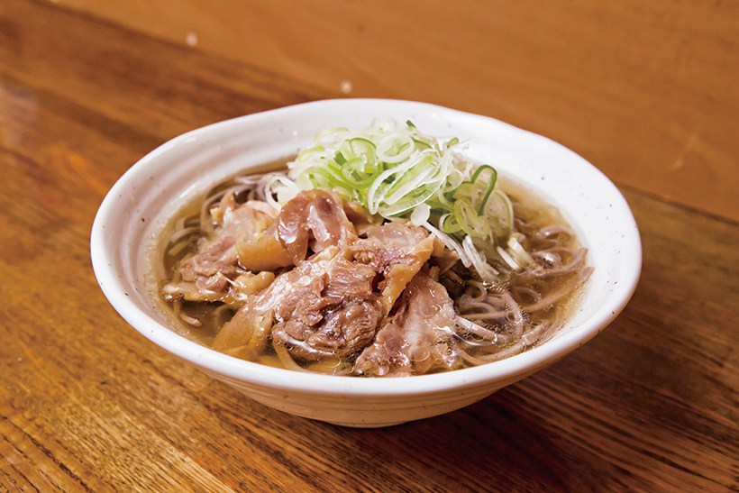 ↑肉そば(400円)。太めのそばに負けない濃厚スープで、噛むほどに味が出る鶏肉が魅力