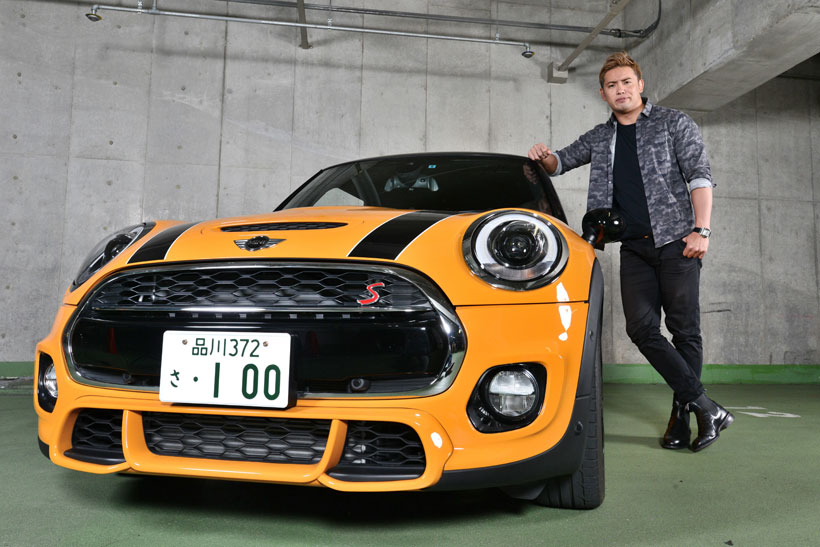 「MINI」なのにミニじゃない!? キャラ立ちが半端ない「ミニ・クーパーSD」を191cmのIWGP王者、オカダ・カズチカがお試し!